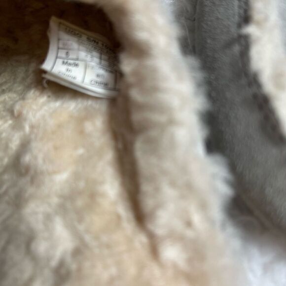 UGG Lane Moccasin Slipper gray suede with beige fur lining SZ6 rubber soles. - Picture 7 of 8